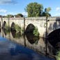 Limoges : Le  pont Saint-Martial est situé en contrebas de l'ancien forum gallo-romain - actuel hôtel de ville - dans le prolongement de l'ancien cardo maximus, axe principal nord-sud de la ville antique. Ce pont fut à l'origine construit par les Romains afin de traverser à sec la Vienne et facilitait ainsi les échanges sur la voie reliant Avaricum (Bourges) et le sud de la Gaule. En 1182, Henri II Plantagenêt, roi d'Angleterre, duc d'Aquitaine et donc suzerain de Limoges, fit détruire le pont gallo-romain pour punir la cité de son infidélité. Le pont ne fut reconstruit que vingt-trois ans plus tard sur les bases de l'édifice antique. Il possède sept arches en arc.               