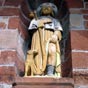 Saint Roch fut particulièrement invoqué au moment des épidémies de peste et, vers le XVe siècle, il prit la place de saint Jacques dans de nombreuses églises et chapelles autrefois dédiées à l'apôtre de l'Espagne. Cette statue de saint Roch est superbe...