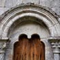 Bacarin: L'église San Miguel possède un portail aux voussures torées et un tympan bilobé.