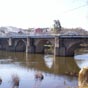 On quitte Lugo par le pont Vella qui fut édifié par les Romains au premier siècle de notre ère, reconstruit au XIIe siècle puis réaménagé au XIVe. Enfin, le XVIIIe siècle modifia profondément l'ouvrage dont les seuls éléments romains sont les fondations. Le pont débouche sur la Estrada Vella de Santiago, la vieille route de Santiago.