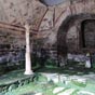 Santa Eulalia de Boveda: La piscinie creusée en son centre laisserait croire qu'il s'agissait d'un temple romain dédié à des divinités liées à l'eau, par exemple les nymphes dont le culte était très populaire dans la Galice romaine.
