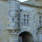 Château de Madirac: L'entrée avec tourelles cylindriques à encorbellement. Des fenêtres à meneaux paraissent à l'étage.