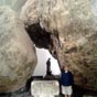 Trois roches en équilibre formant un dolmen naturel, surplombent un autel du XVIe siècle, dédié à saint Michel. L'église date du XVIIIe siècle mais ce site a été utilisé dès la préhistoire comme un lieu de dévotion.  La tradition dit que le passage sous ces roches maintient la virilité...