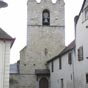 L'église Notre Dame de la Ville-Haute qui date des XVIe et XVIIe siècles est incluse dans les habitations.