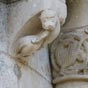 Sur la droite de l'image: Le basilic, chapiteau de l'absidiole nord. Le basilic est une bête légendaire, souvent présenté comme un reptile, mentionné dès l'antiquité gréco-romaine comme étant un petit serpent au venin et au regard mortel. Durant le Moyen Âge, il fut plus souvent décrit comme un mélange de coq et de serpent et fut l'objet d'importantes superstitions, tant sur ses origines que sur ses pouvoirs d'empoisonnement et de pétrification. Le basilic apparut dans de nombreux bestiaires et des encyclopédies avant de devenir, à l'époque moderne, une créature du bestiaire de nombreux jeux de rôle.