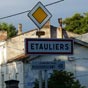 Etauliers (6,4 km après notre départ de Saint Aubin de Blaye):Vous avez, à partir de cette localité, le choix entre deux itinéraires: un chemin qui passe par Cartalègue et un autre qui est l'aménagement d'une ancienne voie ferroviaire...