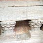  Dans une niche placée sous l'orgue se tient un sarcophage mérovingien en marbre blanc des Pyrénées.