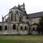 La première halte du pèlerin qui entre dans Poitiers:L’église abbatiale de Montierneuf.Elle  est construite selon un plan simple : nef, bas-côtés, transept et chœur à déambulatoire prolongeant les bas-côtés. La voûte en coupole de la croisée, en arc de cloître renforcée de nervures serait gothique archaïque du XIIIe siècle. Elle possède un chevet gothique rayonnant construit au xive siècle, à arc-boutants peu éloignés de la construction, qui ont conservé leur gargouilles. Ils sont également ornés des armes des différents abbés qui ont dirigé l'abbaye. Deux de ces arc-boutants possèdent deux arcs : il s'agit probablement de reprises, les arcs-boutants d'origine reportant mal la poussée sur les piliers. D'ailleurs, l'ensemble de cette structure a été fortement reprise au courant du xviie siècle, si l'on en juge par la stéréotomie et les sculptures à l'intérieur (notamment des têtes de feuillage, dans le goût des xiiie-xive siècles, mais assez maladroits, comme copiés sur des modèles anciens). Le chœur date de la deuxième moitié du xiiie siècle. L'architecte gothique a conservé les piles et les arcades romanes pour élever une abside pentagonale où règle la clarté. Les nervures des voûtes d'ogives retombent avec légèreté sur les consoles ornées de masques feuillagés. Le chœur possède trois chapelles rayonnantes, qui sont dédicacées respectivement à saint Joseph, Notre-Dame du Bon Secours (à l'est) et sainte Barbe. Elles sont toutes trois de type roman. Elle abrite actuellement le cénotaphe orné d'un gisant de Guillaume VIII.