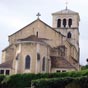 L'église Saint-Vincent  de Douzillac est romane avec des voûtes gothiques du XVIe siècle.
