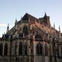 Nevers : Chevet de la cathédrale. Cet édifice de style gothique, a la particularité de posséder deux chevets. La cathédrale a en effet conservé dans sa partie ouest, à la place de la façade, le chevet d'une église romane orientée à l'envers. Cette particularité d'assemblage roman/gothique résulte d'une reconstruction du bâtiment après un grave incendie datant de la fin de la période médiévale. L'édifice a été très fortement endommagé lors du bombardement du 16 juillet 1944 (seule la Tour Bohier est restée entièrement debout). 