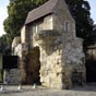 Nevers : Avant-porte du Croux (Passage dans l'ancien mur d'enceinte médiévale à proximité de la porte du Croux).