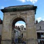 Nevers : La porte de Paris est un arc de triomphe élevé pour célébrer la victoire de Fontenoy en 1745, il porte une épitaphe de Voltaire.