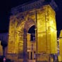 Nevers : La porte de Paris, la nuit.