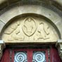 Le tympan du portail est orné d'un christ en majesté entouré d'un tétramorphe de facture primitive, dont les sculptures sont très érodées.