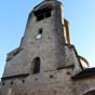 L'église Sainte-Croix : Le clocher roman est une tour fortifiée au-dessus du bas-côté nord.