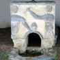 4, 5 km, après notre départ d'Hagetmau, nous découvrons la fontaine romane de Béougos qui date du XIIe siècle. On distingue deux personnages sculptés très naïvement, qui sont censés représenter saint Pierre et un autre apôtre.