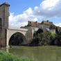 Orthez : Le Pont Vieux d'Orthez, enjambant le gave de Pau, date des XIIIe et XIVe siècles. Il permet de relier le centre-ville à son faubourg du Départ. Il se trouve sur la route vicomtale qui allait du pont de la Haderne, à Sault-de-Navailles, au pont d'Osserain, et menait à Roncevaux.