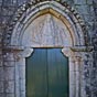 L'église de Leboreiro a une porte en arc brisé, archivolte à décor denticulé
