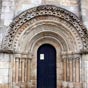Melide: Le portail roman de la chapelle San Roque vient de l'ancienne église San Pedro avec trois archivoltes richement sculptées.