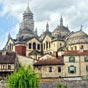 Périgueux : La cathédrale occupe le quartier Saint-Front qui s'est développé au Moyen Age. Elle est classée au titre des monuments historiques ainsi qu'au patrimoine mondial de l'UNESCO.