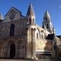 Poitiers : Eglise Notre Dame La Grande. Le clocher est couronné d'un toit en écailles. c'est une forme de couverture fréquente dans le Grand ouest. Il se retrouve par exemple à Saintes et à Angoulême.