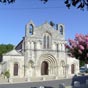 Pons : Eglise Saint-Savinien. Elle fut d'abord une simple chapelle bâtie en dehors de la ville. Elle a été promue au rang de paroisse durant le XIIème siècle.