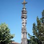 La croix hosannière de Nieul le Virouil est située à côté de l'église à l'endroit où se trouvait autrefois le cimetière. Il s'agit d'une croix de pierre scumptée posée sur un soubassement constitué de marches. Elle est haute d'environ 8 mètres