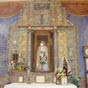 Le sanctuaire das Virtudes dispose d'un retable Renaissance avec deux images de Notre-Dame des Vertus de différentes tailles et un Santiago Matamouros. La partie supérieure montre un Christ crucifié.