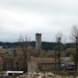 On découvre, à La Clauze, localisée à 1091 m d'altitude, 7,5 km après notre départ de Saugues, la Tour, curieusement perchée sur un bloc de granit. Ce village est très caractéristique de l'architecture du Gévaudan.