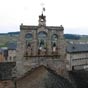 Saint-Alban-sur-Limagnole : L'église est surmontée d'un clocher-peigne à trois baies supportant un petit clocheton.