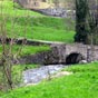 A la sortie de Saint-Chély-d'Aubrac : le vieux pont (classé au patrimoine mondial de l'Unesco) enjambe la Boralde...