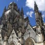 Le centre historique de Saintes est dominé  par la silhouette massive de la cathédrale Saint-Pierre. L'architecture atypique de la cathédrale est due aux déprédations commises durant les guerres de religion.