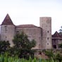 Pellegrue : Le château du Puch de Gensac. Le petit château bâti au XIIIe siècle a subi d'importants agrandissements au XVIe siècle avec la construction d'un grand corps de logis, d'un donjon à mâchicoulis sur le côté ouest, d'une tour d'escalier polygonale, d'une enceinte fortifiée qui épouse les contours du promontoire rocheux et d'une tour-porte à pont-levis qui donne accès au château. Au XVIIe siècle, de nouveaux bâtiments augmentent le volume du corps de logis. Ultérieurement, de petites dépendances aboutissent à la création d'une petite cour intérieure.   