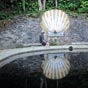 Fontaine avec piscine et conque en forme de vieira, la coquille Saint Jacques