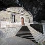 Cette chapelle a été édifiée sur une grotte close au XVIIe siècle d'une façade de pierre surmontée d'un fronton.