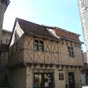 Marcilhac: La Maison du Roy, située dans l'enceinte de l'abbaye et daterait du XVIe siècle et servait à l'accueil des pèlerins.