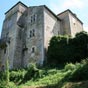 Le château de Goudou sur la commune de Corn: il est établi à la pointe, en partie terrassée, d'une arête rocheuse qui domine la vallée du Célé. Il ne se visite pas.