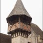 Le clocher de l'église Notre-Dame montre un clocher dont le dernier étage est construit en colombages...