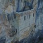 Brengues: Une autre photo du château qui montre son impressionnant accollement à la falaise...  