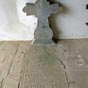 Sous le porche de l'église de Biscay on découvre une tombe datant de 1845 du prêtre de la commune avec sa belle croix en pierre sculptée..