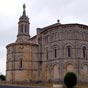 Chevet de l'église Notre-Dame de Bayon. Cette ancienne église prieurale est une des plus belles de la région. Cet imposant édifice date du XIIème siècle, son clocher surmonté d'une Vierge qui guide les pèlerins se voit de loin.