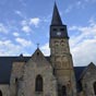 Charenton du Cher : L'église romane Saint-Martin a gardé sa nef, voûtée en berceau lambrisé et son chœur de la fin du XIe siècle encadrés par le clocher coiffé d'une flèche octogonale couverte d'ardoises et les chapelles du XVe au XIIe siècle.