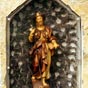 Ostabat (Saint Palais-Ostabat) : charmante statue exposée dans une niche.