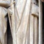 Paris, portail de la cathédrale Notre-Dame : les attributs du pèlerin et le glaive du martyre de saint Jacques coexistent.