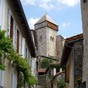 Ruelle à Saint-Bertrand de Comminges avec la tour-clocher de la cathédrale.