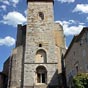 De l'église romane primitive, il ne reste que le portail et le puissant clocher-porche qui servait de donjon au Moyen Age.