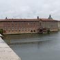 Nous quittons Toulouse en suivant les balises européennes et passons devant l'Hôtel-Dieu-Saint-Jacques. Déjà en fonction dès le XIIe siècle sur la rive gauche de la Garonne, il devient le plus grand hôpital toulousain à la suite de ses nombreux agrandissements aux XVIIe et XVIIIe siècles. 