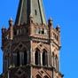 Le clocher octogonal, en brique seule, possède cinq étages en retraits successifs. Les trois premiers, du XIIe siècle, sont ajourés de fenêtres géminées en plein cintre ; les derniers, du XIVe siècle, ont des ouvertures en chapeau pointu. A 65 mètres de hauteur, la flèche est du XVe siècle.
