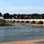 Le Pont Wilson est le plus vieux pont de Tours encore debout, construit entre 1765 et 1778. Il est composé de 15 arches, long de 434 mètres et traverse la Loire. Les Tourangeaux le surnomment « Pont de pierre ».
