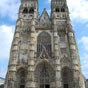 Tours : Cathédrale Saint-Gatien. Elle a été construite entre 1170 et 1547. Lors de sa création, elle était située presque au débouché du pont franchissant la Loire contrôlé par le château de Tours, sur la route reliant Paris au sud-ouest de la France. Sur le plan architectural, Saint-Gatien, pourtant très bel édifice, n'est cependant pas reconnu comme une des cathédrales gothiques majeures de la France. Mais elle possède un joyau exceptionnel : sa collection de vitraux.